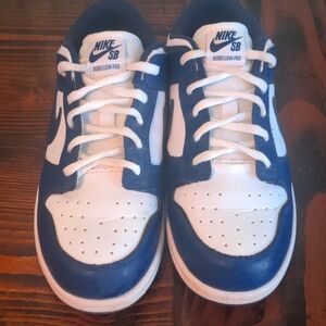 Nike SB Dunk Low Pro boy Kids Blue and White size 2.5Y